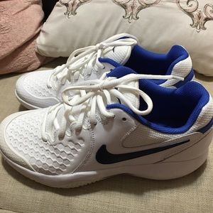 Women Nike tennis shoes